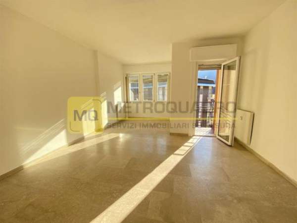 Foto Lecco, zona Centro, ampio trilocale in vendita