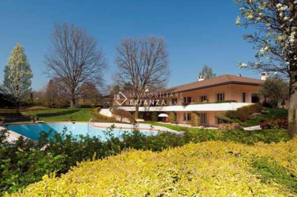 Foto LESMO VICINANZE: IN VENDITA PRESTIGIOSA VILLA SINGOLA CON DEPENDANCE, PARCO, PISCINA E CAMPO DA TENNIS