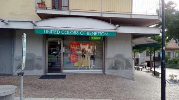 Foto Locale ad uso commerciale in zona pedonale.