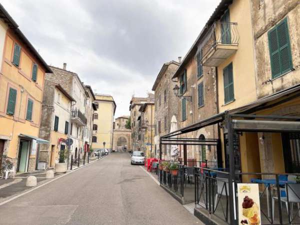 Foto Locale Commerciale Due Vetrine su Strada Principale in Centro Storico