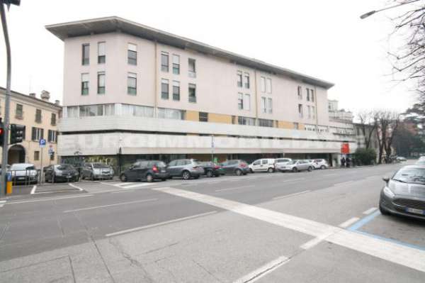Foto Locale commerciale in vendita a Brescia