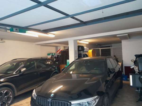 Foto locale composto da 2 ampi garages + magazzino merci sotterraneo