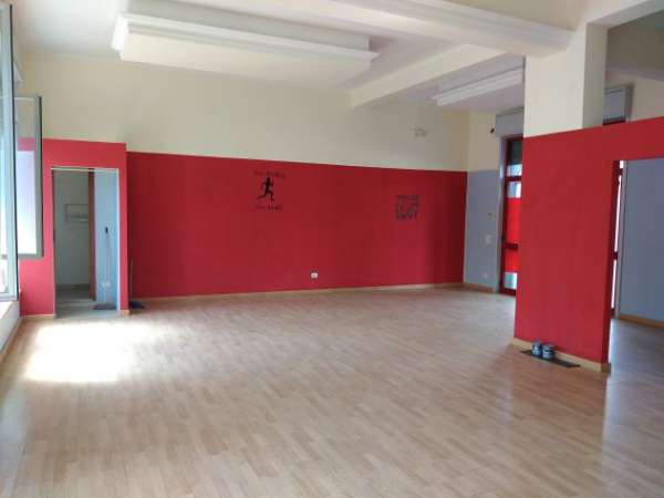 Foto Locale negozio di mq 85, sito in Villarosa (en) Viale Trinacria, zona mercato