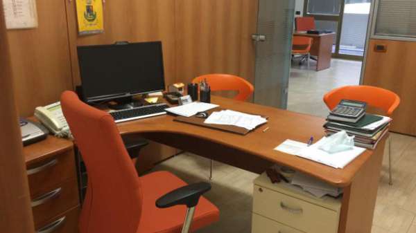 Foto Locale pluriuso con due vetrine e due ingressi