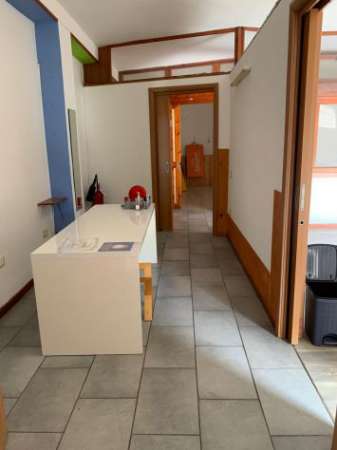 Foto Locale uso direzionale o residenziale