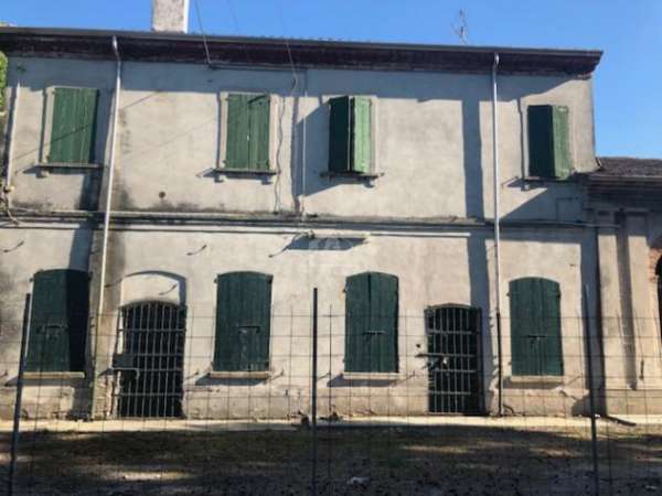 Foto Luzzara vendesi rustico 8 vani 250 Mq
