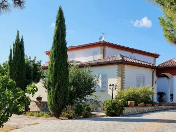 Foto Maestosa villa con piscina vista mare a S.Marinella