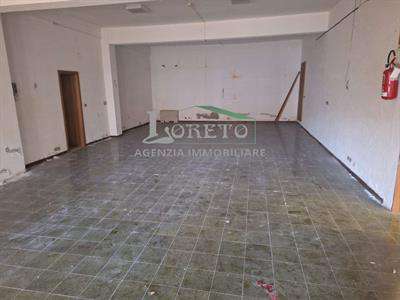 Foto Magazzino in Vendita, 1 Locale, 200 mq, Rapallo