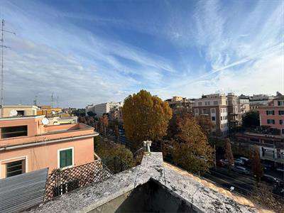 Foto Magazzino in Vendita, 1 Locale, 52 mq, Roma