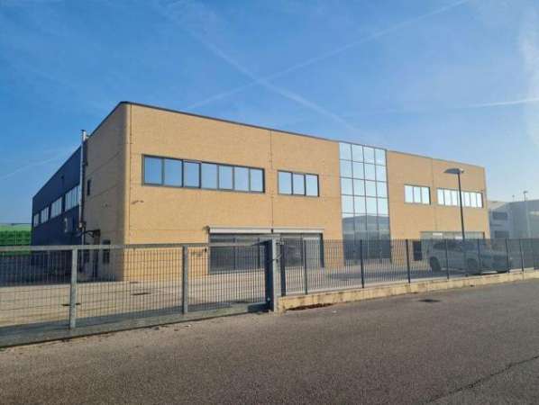 Foto Magazzino in vendita a Ferrara - 1700mq