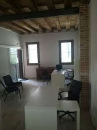 Foto MODENA Zona Via Giardini Ufficio/Negozio con 2 locali e bagno