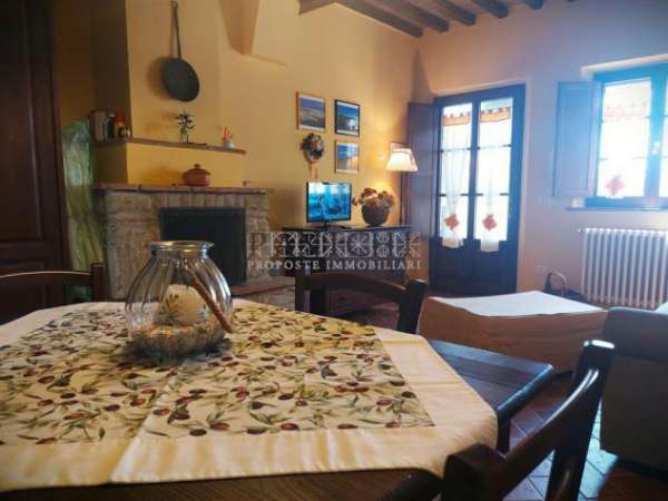 Foto Monolocale in casolare ristrutturato con piscina