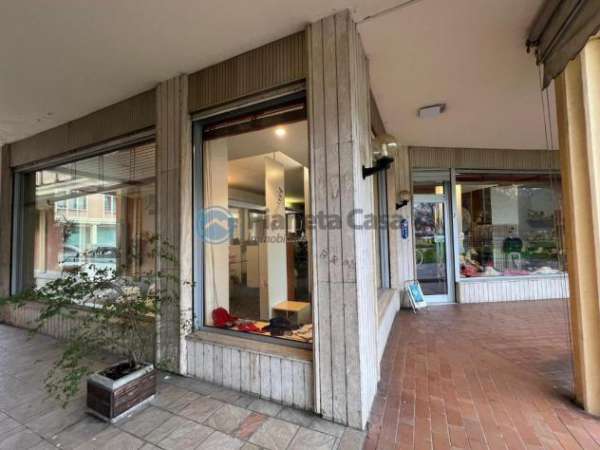 Foto MONTEGROTTO: negozio centrale con 6 vetrine, magazzino e garage