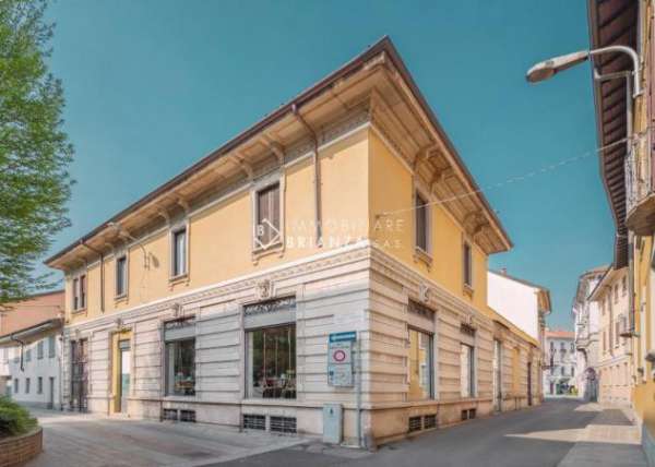 Foto MONZA CENTRO STORICO: IN VENDITA NEGOZIO 170 MQ. CON 4 VETRINE