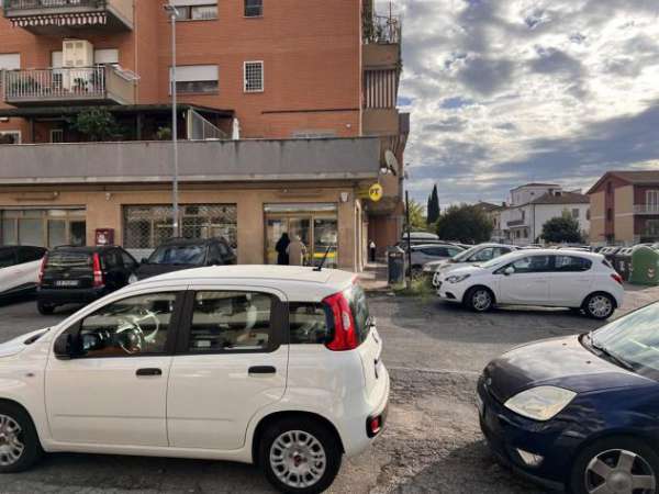 Foto NEGOZIO ANGOLARE VIA MARCHESA DI BAROLO ANGOLO VIA A. PROVOLO