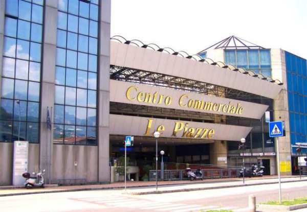 Foto NEGOZIO DI C.A 83 MQ CON 2 POSTI AUTO A LECCO Maggianico