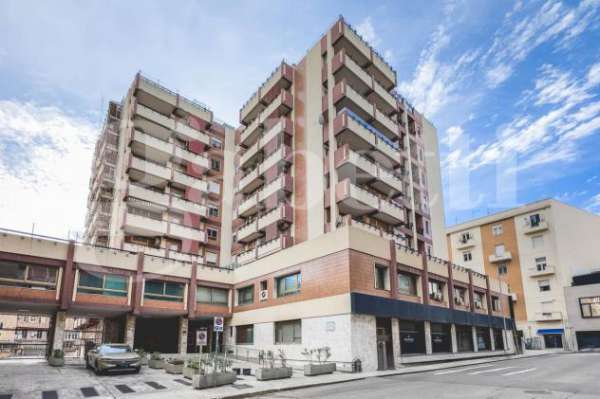 Foto Negozio in vendita a Cagliari - 3 locali 166mq