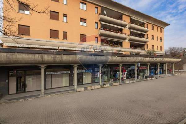 Foto Negozio in vendita a Olgiate Olona - 2 locali 110mq