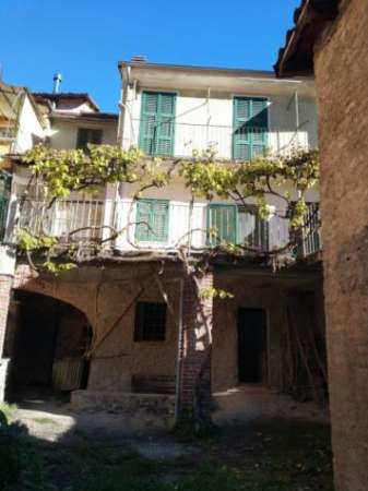 Foto Nel caratteristico Borgo Antico di Garessio porzione di casa con terreno