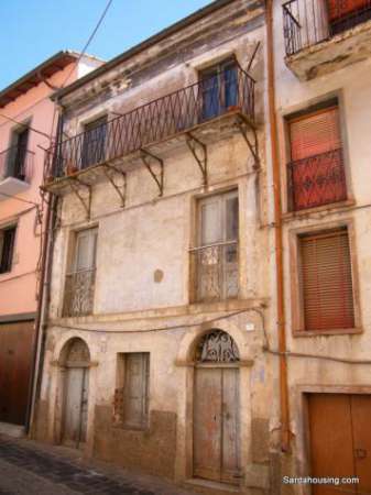 Foto Nel centro storico di Santu Lussurgiu, antico borgo della Sardegna centro-occidentale, vi proponiamo una particolare casa storica ristrutturata in par