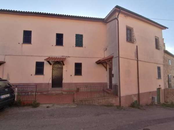 Foto Nella localit  Il Poderetto nel comune di Sorano, vendiamo appartamento su due piani con cantina e giardino privato.L'appartamento si sviluppa su due