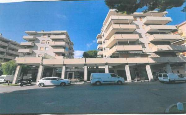 Foto Oltre 3 vetrine in vendita a Andora