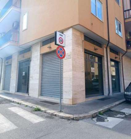 Foto Oltre 3 vetrine in vendita a Monopoli