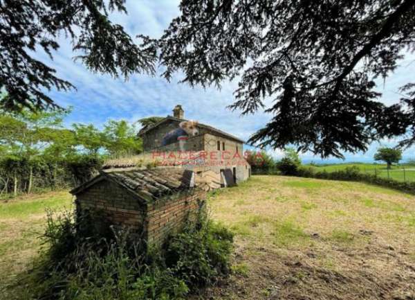 Foto Orvieto - fabbricato rurale da ristrutturare in vendita con ampliamento, corte e possibilit  di aggiungere altro terreno - Riferimento RC205