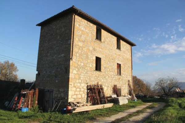 Foto Orvieto (Sferracavallo) - Vendesi casale semi-ristrutturato con circa 1 ha di terreno.