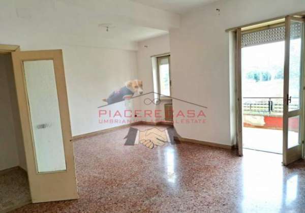 Foto Orvieto scalo - Appartamento al primo piano con balcone, magazzino posto auto e giardino condominiale  in vendita.
