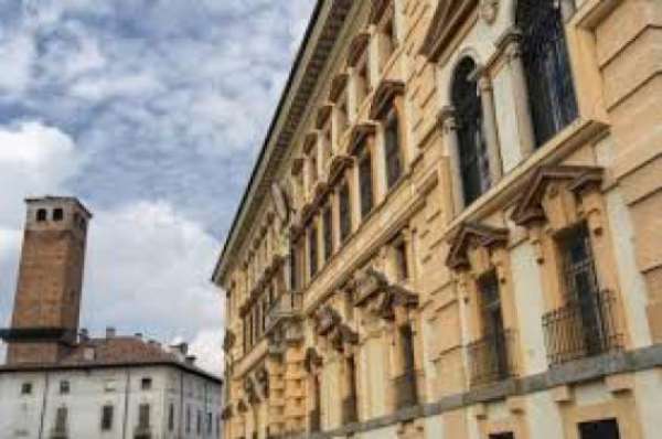 Foto Palazzo / Stabile di 3000 m con pi� di 5 locali in vendita a Piacenza