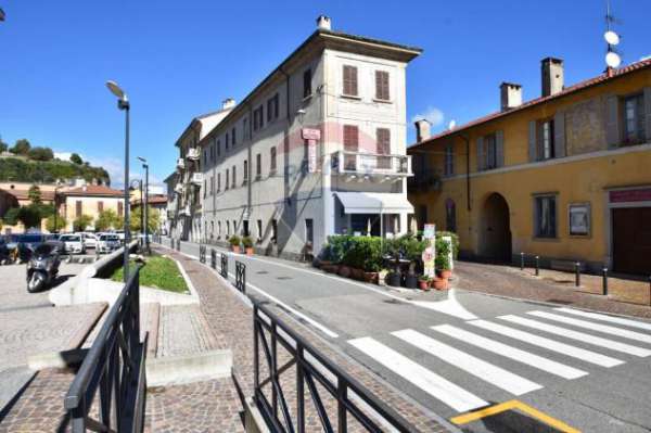 Foto Palazzo in vendita a Arona - 20 locali 900mq