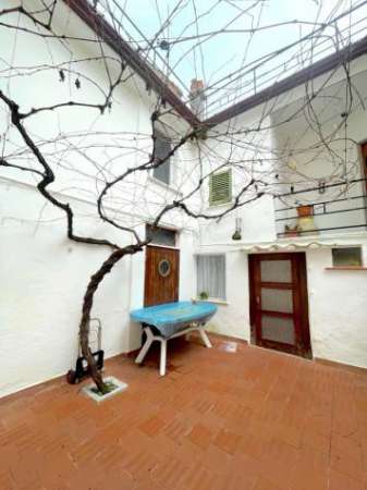 Foto Pentalocale in vendita a Ameglia
