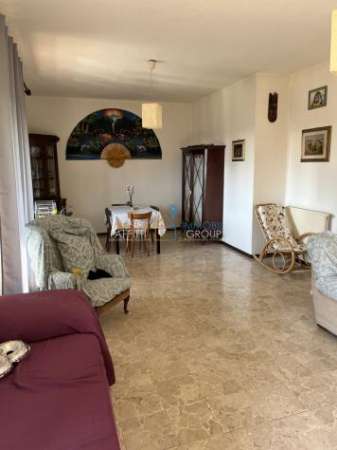 Foto Pentalocale in vendita a Carrara