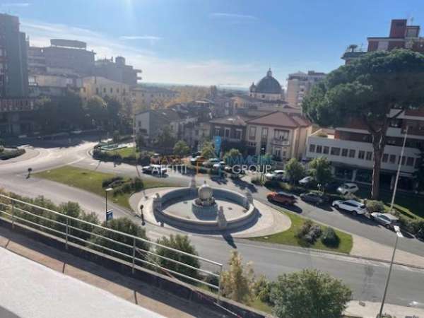 Foto Pentalocale in vendita a Massa