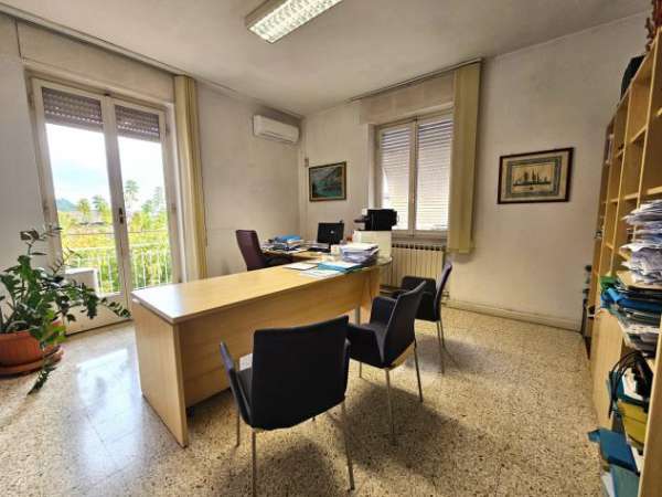 Foto Pentalocale in vendita a Sarzana
