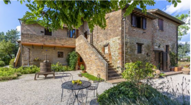 Foto Perugia vendesi agriturismo 40 vani 2250 Mq