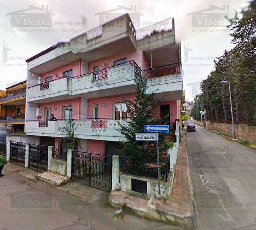 Foto Piccolo condominio con box auto ed aree esterne