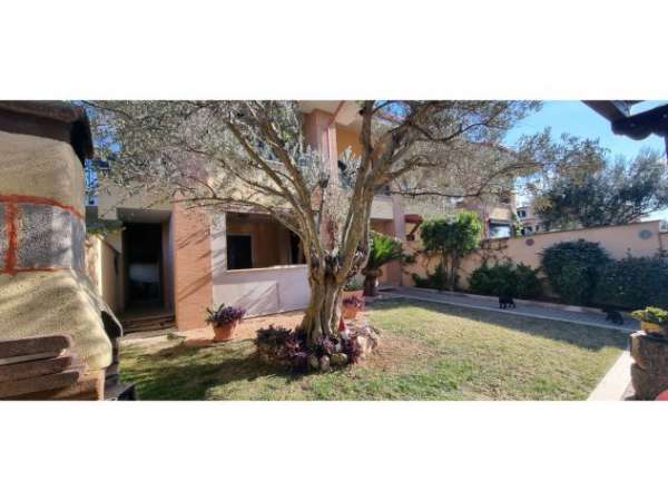 Foto pomezia casa  semi indipendente