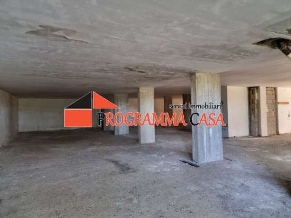 Foto POMEZIA V FRATELLI BANDIERA MAGAZZINO DEPOSITO 325 MQ CAT C2