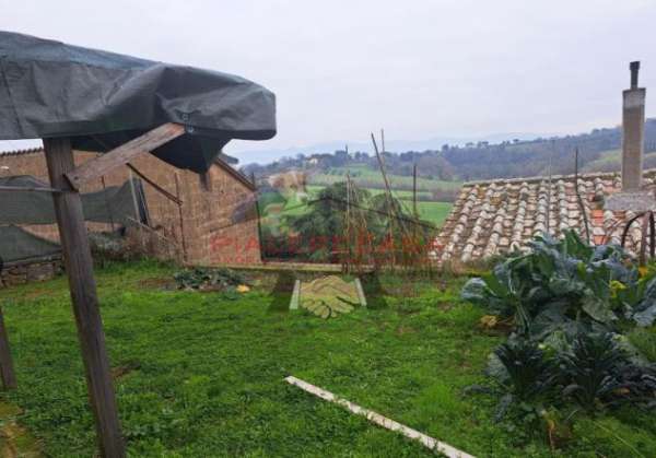 Foto Porano - Abitazione indipendente con giardino panoramico in vendita nel centro storico di Porano - Riferimento Ci86