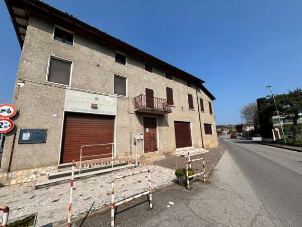 Foto Porzione cielo-terra con ampi spazi e potenziale di investimento