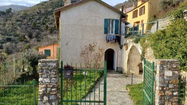 Foto Porzione di casa con bellissimo giardino
