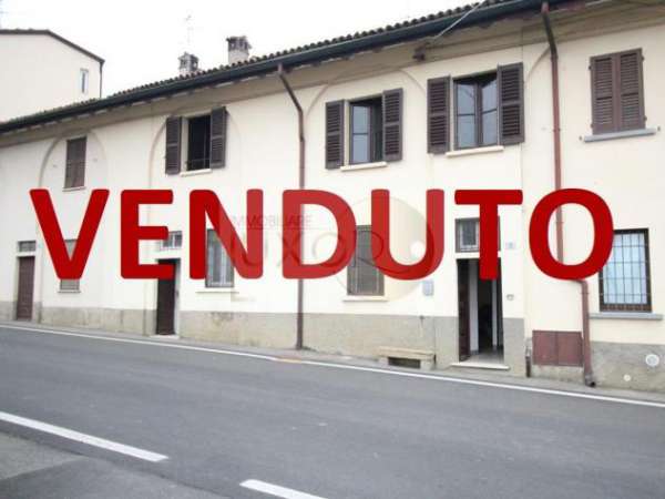 Foto Porzione di casa da ristrutturare a Casatenovo