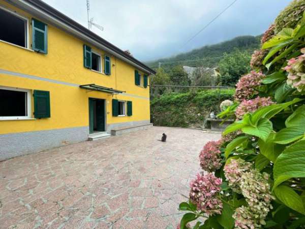 Foto Porzione di casa in vendita a Fosdinovo