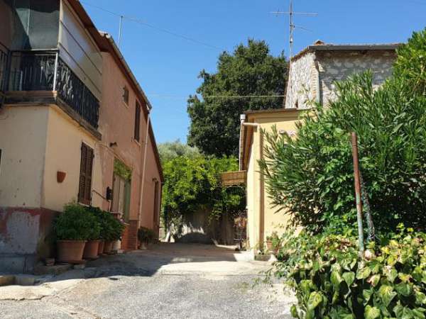 Foto Porzione di casa in vendita a Lugnano in Teverina