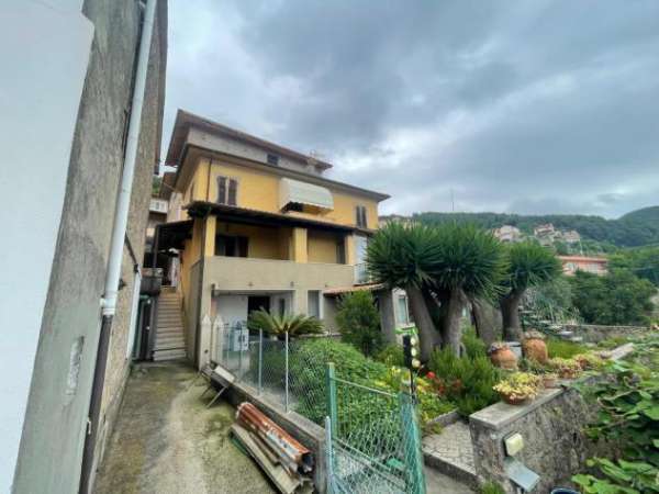 Foto Porzione di casa in vendita a Pietrasanta