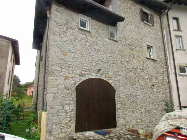 Foto Porzione di casa in vendita a Sant'Omobono Terme