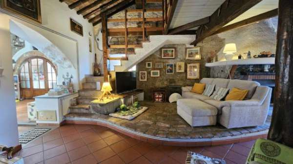 Foto Porzione di casa in vendita a Sarzana