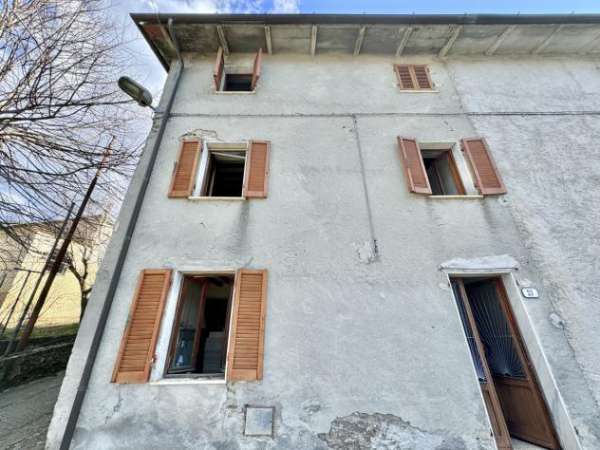 Foto Porzione di casa in vendita a Seravezza